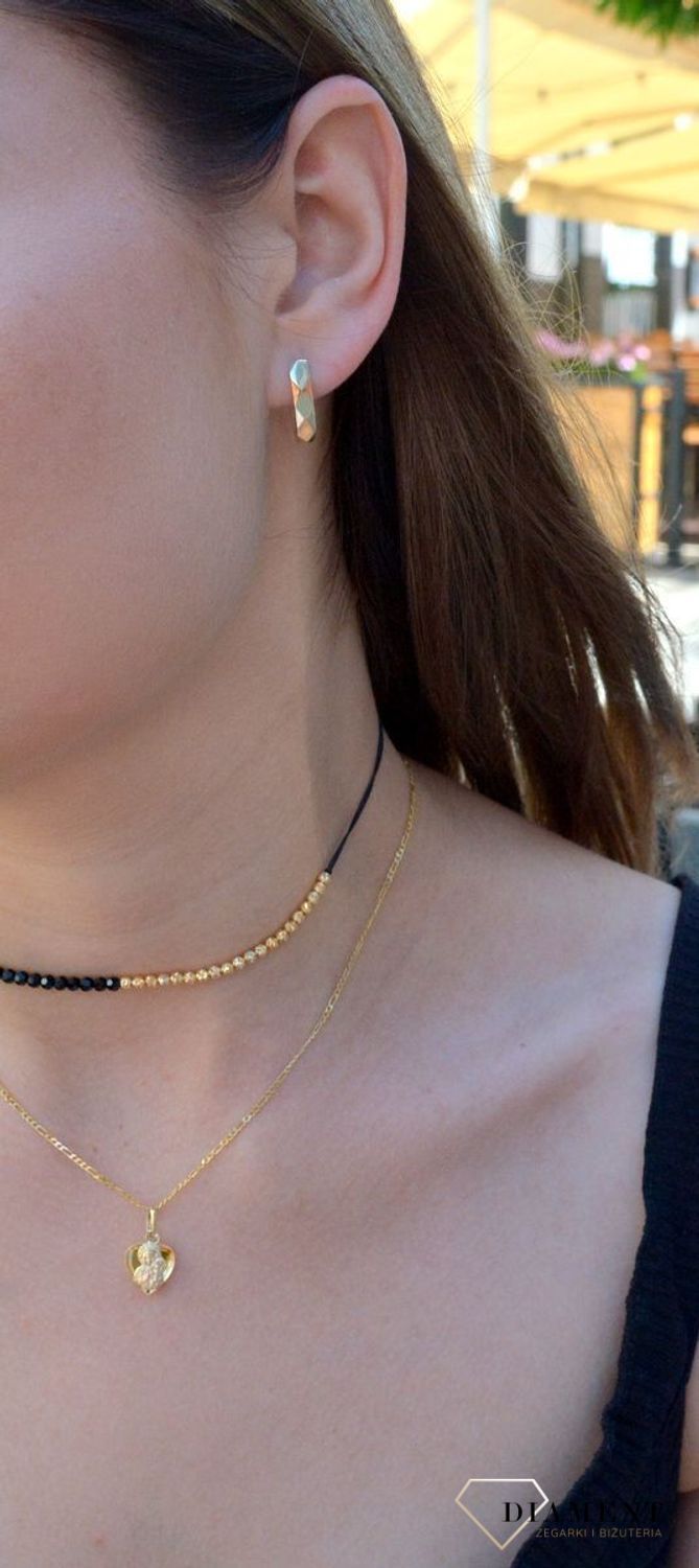 Złote kolczyki pr 333 grawerowane KL 11384 333 Złote kolczyki wykonane z dbałością o każdy szczegół i detal. Kolczyki zachowane w prostej formie, grawerowanej blaszki. Elegancka biżuteria posiada wygodne z.jpg